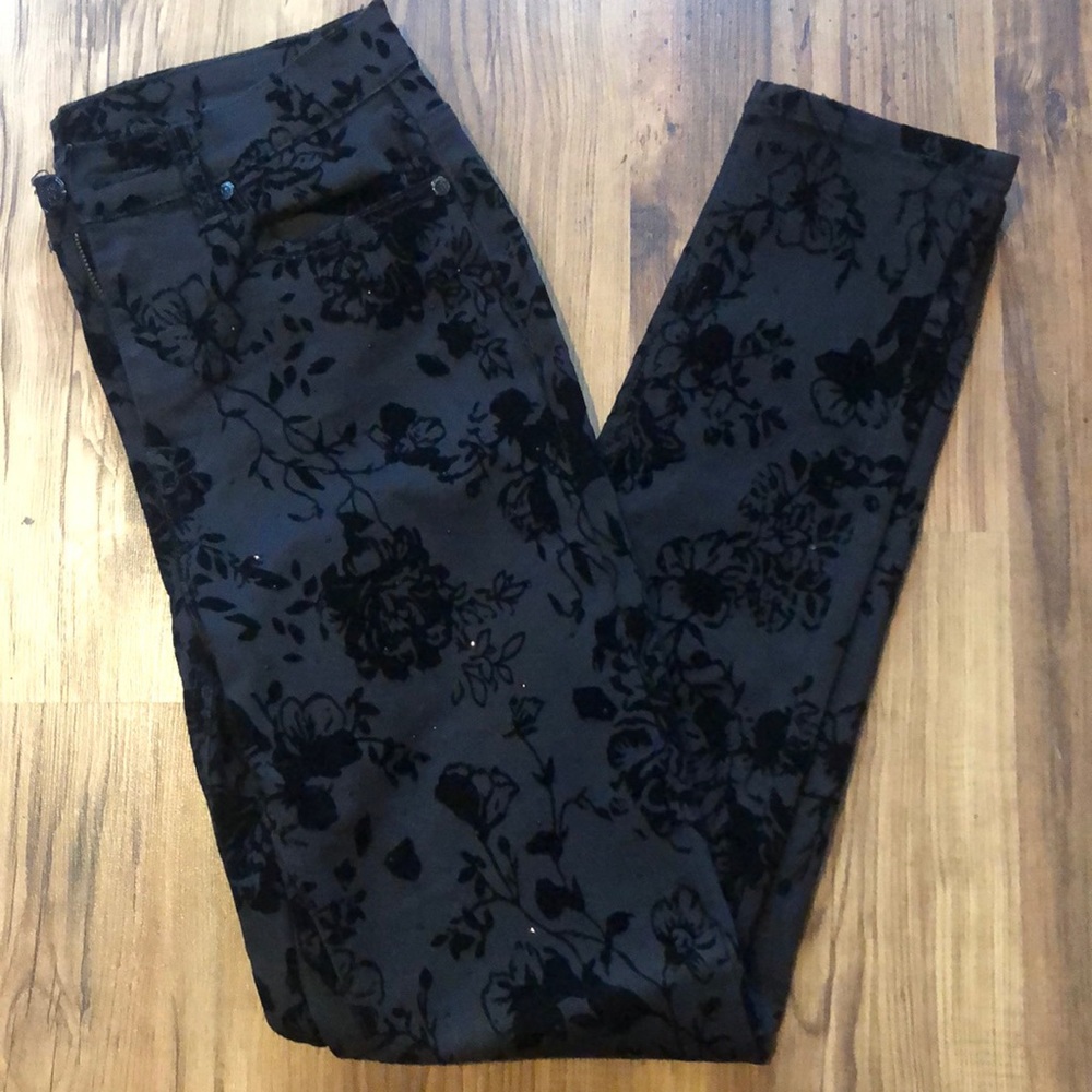 BNWOT Black DG2 Skinny Jeans with black velvet burnout roses and sparkles-size 8